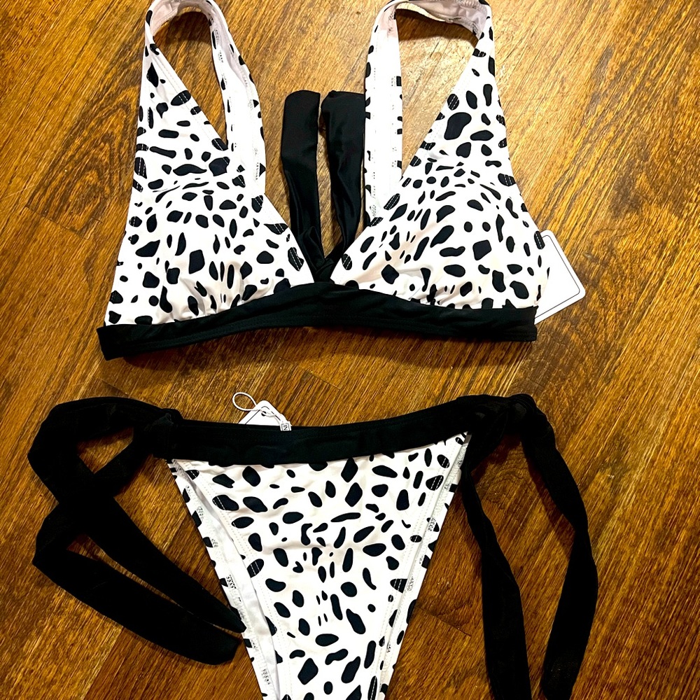 ❤️5/$25 New Kamoni Black&White Bikini - Picture 2 of 3